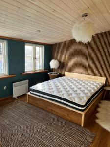 1 dormitorio con 1 cama grande en una habitación en Go out stay wild en Norsjö