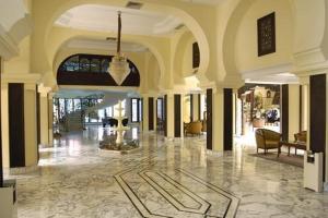 un hall d'un hôtel avec un lustre dans l'établissement Hotel Dar El Olf, à Hammamet