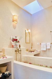 Ein Badezimmer in der Unterkunft DAR SOHAN Kasbah vue mer