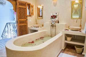 ein Badezimmer mit einer großen Badewanne und 2 Waschbecken in der Unterkunft DAR SOHAN Kasbah vue mer in Tangier