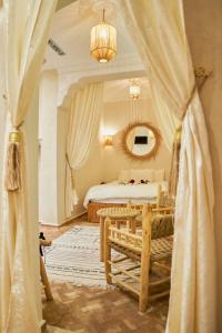 Ein Bett oder Betten in einem Zimmer der Unterkunft DAR SOHAN Kasbah vue mer