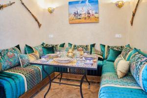 ein Wohnzimmer mit zwei Sofas und einem Tisch in der Unterkunft DAR SOHAN Kasbah vue mer in Tangier