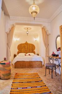 ein Schlafzimmer mit einem großen Bett und einem großen Teppich in der Unterkunft DAR SOHAN Kasbah vue mer in Tangier