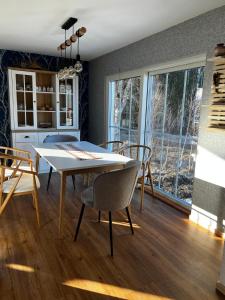 eine Küche und ein Esszimmer mit einem Tisch und Stühlen in der Unterkunft Go out stay wild in Norsjö