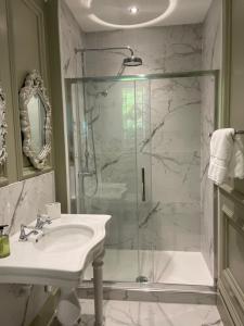 Um banheiro em Penarwyn House