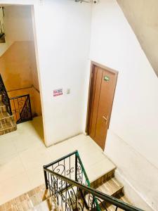 een lege hal met een deur en een trap bij SEUNIA HOTEL in Lamnyong