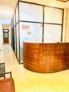 vestíbulo de oficina con recepción de madera en SEUNIA HOTEL, en Lamnyong