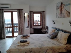 A bed or beds in a room at Pearl Apartments Sozopol