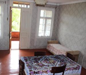 Ένα ή περισσότερα κρεβάτια σε δωμάτιο στο Chogovadze's Guest House