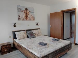 um quarto com uma cama grande num quarto em Pearl Apartments Sozopol em Sozopol