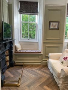 Uma TV ou centro de entretenimento em Penarwyn House