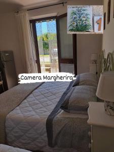 1 dormitorio con cama y ventana en Affittacamere Albafiorita, en Castiglione dʼOrcia