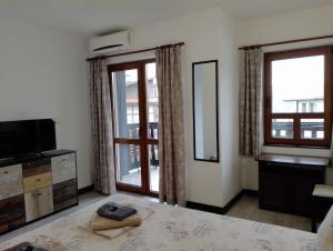 A television and/or entertainment centre at Pearl Apartments Sozopol