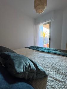 1 dormitorio con 1 cama grande y ventana en Lou soleil, en Théoule-sur-Mer