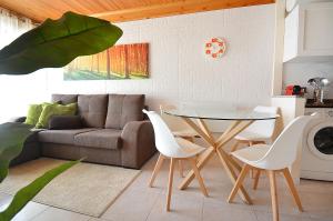 un soggiorno con tavolo e divano di Apartamento con vistas en Pedras Negras a Pontevedra