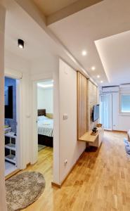 een slaapkamer met een bed en een bureau in een kamer bij Verona 25 in Vrnjačka Banja