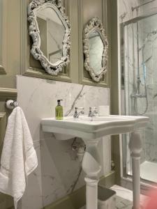 Um banheiro em Penarwyn House