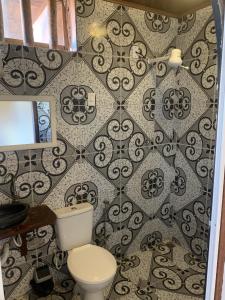 琵琶的住宿－康宏托索爾路茨木屋，一间带卫生间和瓷砖墙的浴室