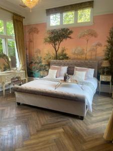sypialnia z dużym łóżkiem w pokoju w obiekcie Penarwyn House w mieście Par