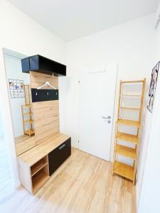 een kamer met een bureau, een plank en een ladder bij StayHere Central City Suite 11 - contactless Self-Check-IN in Graz