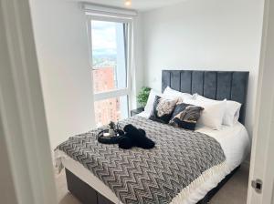 Llit o llits en una habitació de Modern 2 Bed Condo with Balcony & Gym
