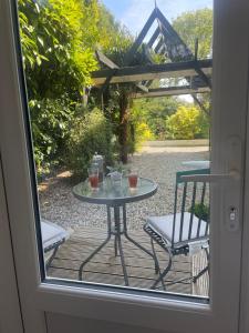 uma mesa e cadeiras sentadas num alpendre com uma mesa e 2 bebidas em Penarwyn House em Par