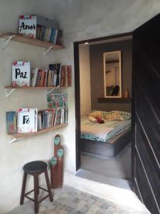 Dormitorio pequeño con cama y espejo en Conjunto Sol Roots, en Pipa