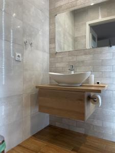 ein Bad mit einem Waschbecken und einem Spiegel in der Unterkunft Pokoje gościnne u Doroty in Kazimierz Dolny