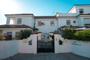 桑盧卡爾－德巴拉梅達的住宿－Magnífico dúplex de 3 dormitorios con vistas a la playa，前面有门的白色房子