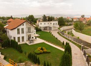 eine Luftansicht eines Hauses mit Hof in der Unterkunft Villa Amela in Ilidža