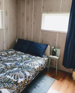 Postel nebo postele na pokoji v ubytování Krieghuusbelten chalet met uitbouw