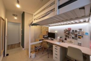 een kamer met een bureau en een hoogslaper bij Chambre chez Quentin y Kiara - Chez l'habitant in Montpellier