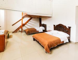 1 dormitorio con 2 camas en una habitación en Hostal El Caminante en El Cocuy