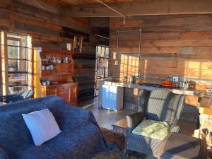 諾丁漢路的住宿－Rose Mountain Cottage，一间带蓝色沙发的客厅和一间厨房