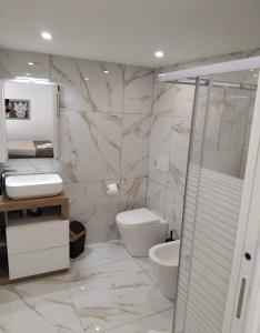 uma casa de banho branca com um WC e um lavatório em magica Home Cannizzaro em Catânia