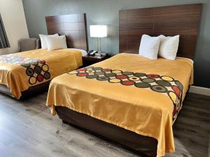 Un pat sau paturi într-o cameră la Econo Lodge Beaumont I-10 South