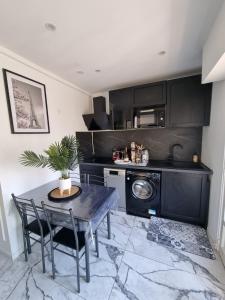 Kuchyňa alebo kuchynka v ubytovaní T2 neuf centre ville Saint Raphaël avec terrasse et parking gratuit, kit linge et serviettes offerts ,prés de la plage et commerces!