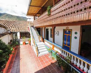 un edificio antiguo con una puerta azul y escaleras en Hostal El Caminante en El Cocuy