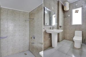 uma casa de banho com um WC, um lavatório e um chuveiro em Hotel Luxury Villa Near Delhi IGI Airport em Nova Deli