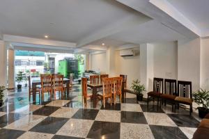 - une salle à manger avec une table et des chaises dans l'établissement Hotel Luxury Villa Near Delhi IGI Airport, à New Delhi