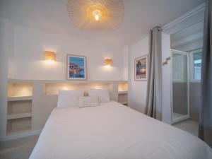 En eller flere senger på et rom på Le Roucas appartement climatisé vue mer avec garage privatif