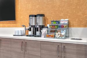 Příslušenství pro přípravu čaje a kávy v ubytování Home2 Suites By Hilton Huntsville, Tx