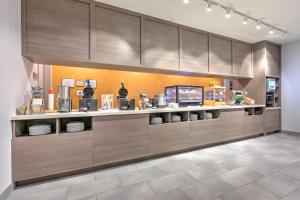 Příslušenství pro přípravu čaje a kávy v ubytování Home2 Suites By Hilton Huntsville, Tx