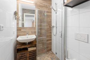 Bilik mandi di Maxim Apartments