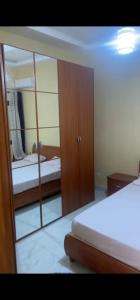 Ένα ή περισσότερα κρεβάτια σε δωμάτιο στο Studio Meublé à Saint-Louis