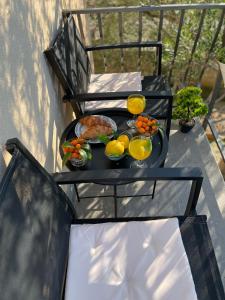 - un plateau de nourriture sur une table sur un balcon dans l'établissement Denis Apartment, à Ždrelac
