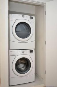 a washing machine and a dryer in a room at Downtown Nola 2bd 2bth Condo in New Orleans