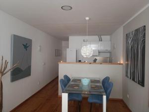 een eetkamer met een tafel en blauwe stoelen bij Paraiso Del Sol in Denia +23 foto's