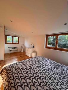 ein Schlafzimmer mit einem großen Bett in einem Zimmer mit Fenstern in der Unterkunft Chalet au calme avec piscine et grand jardin in Plan dʼAups