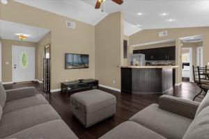 Μια τηλεόραση ή/και κέντρο ψυχαγωγίας στο 5Bd 2 Bath with Gameroom & Pool 1 story House